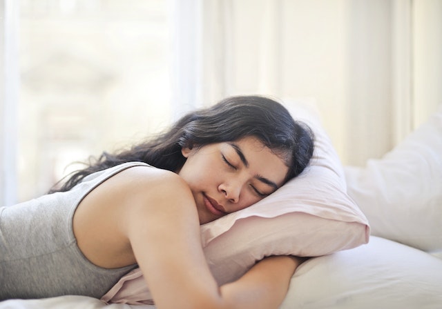 How To Sleep After a Tummy Tuck – CaloAesthetics